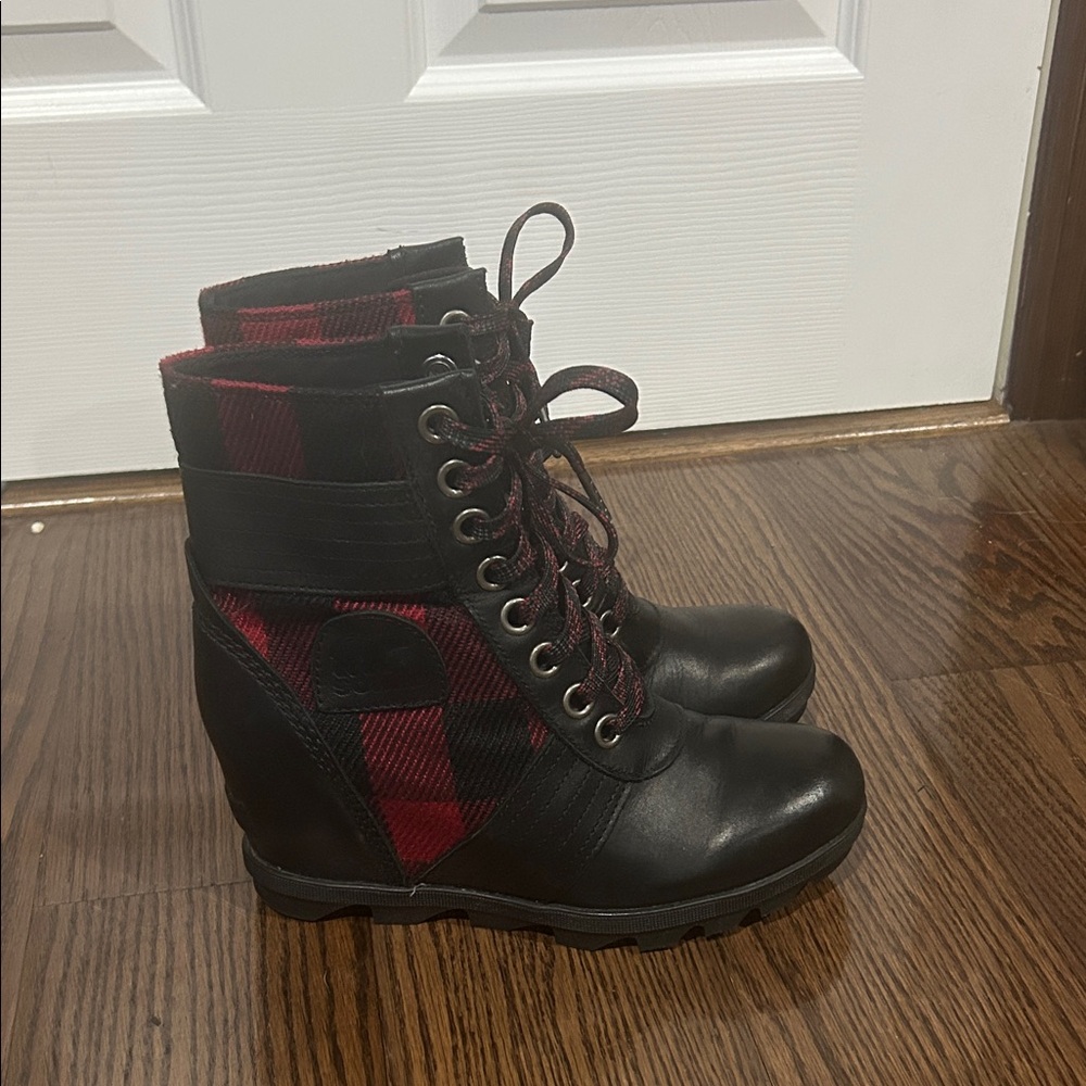Sorel Black and Red buffalo plaid Lexie wedge lace up boots 7.5 - Picture 3 of 6